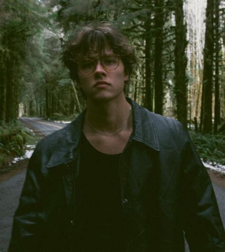 David Kushner Wiki, Age of Singer, Songs, Parents, Girlfriend, Height, and Net worth