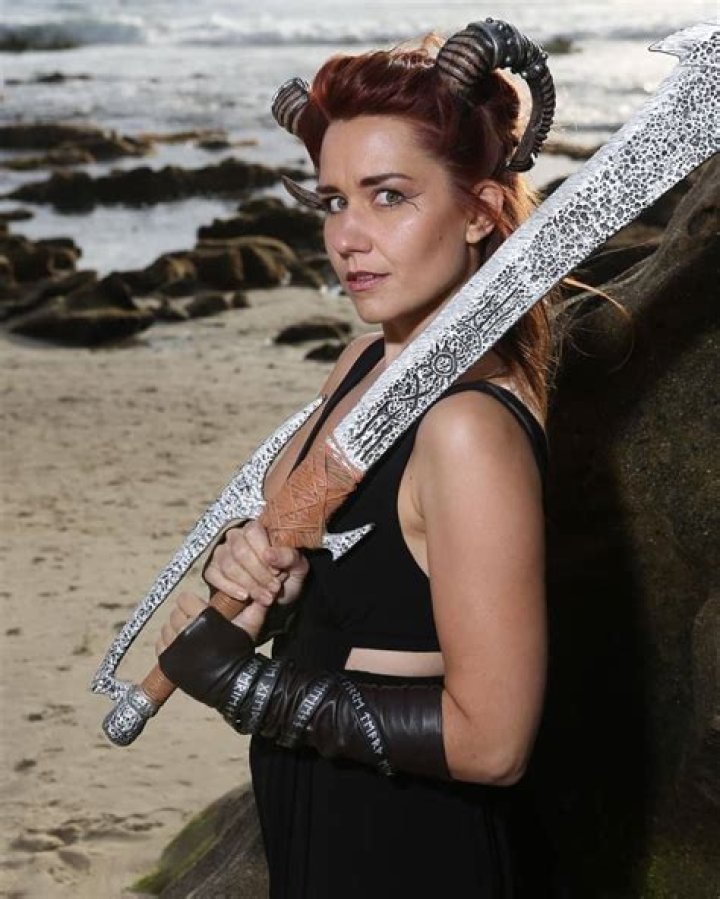 Elizabeth Zharoff Net Worth, Age, Height, Husband, Child, Wiki