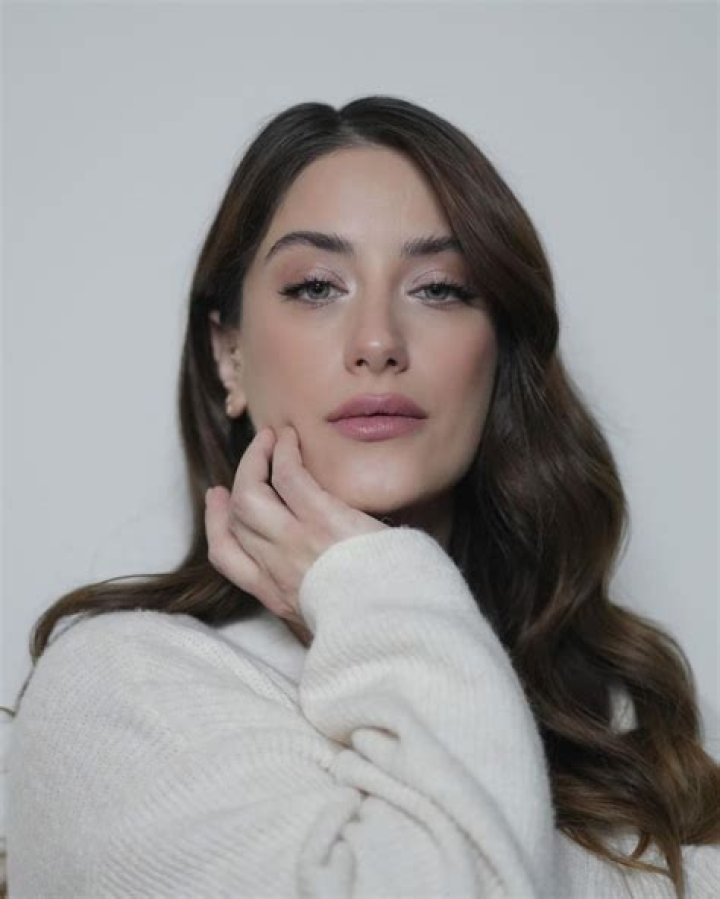 Hazal Kaya Wiki, Biographie, Age, Taille, Mariage, Contact & Informations