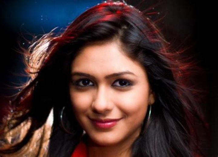 Mrunal Thakur Phone Number WhatsApp Number Contact Num Mobile