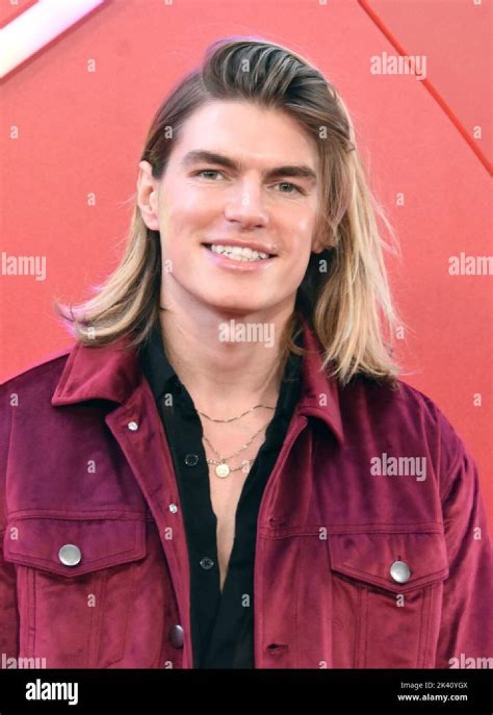 Zander Hodgson Age, Height, Sexuality, Net Worth, Boyfriend